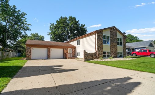 Village of Lakewood, Illinois, United States 1