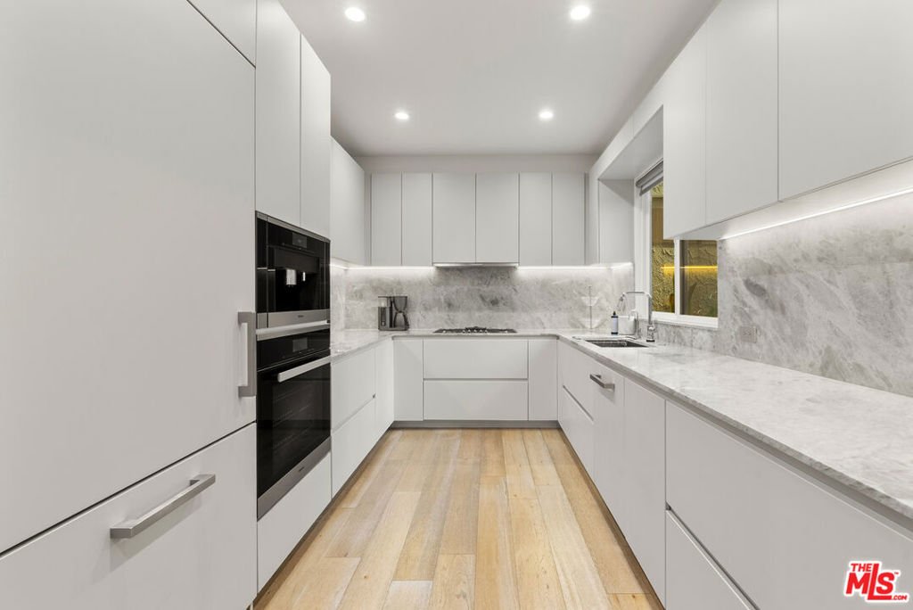 Condo in Los Angeles, California, United States 5 - 18407703