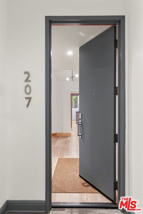 Condo in Los Angeles, California, United States 3 - 18407703