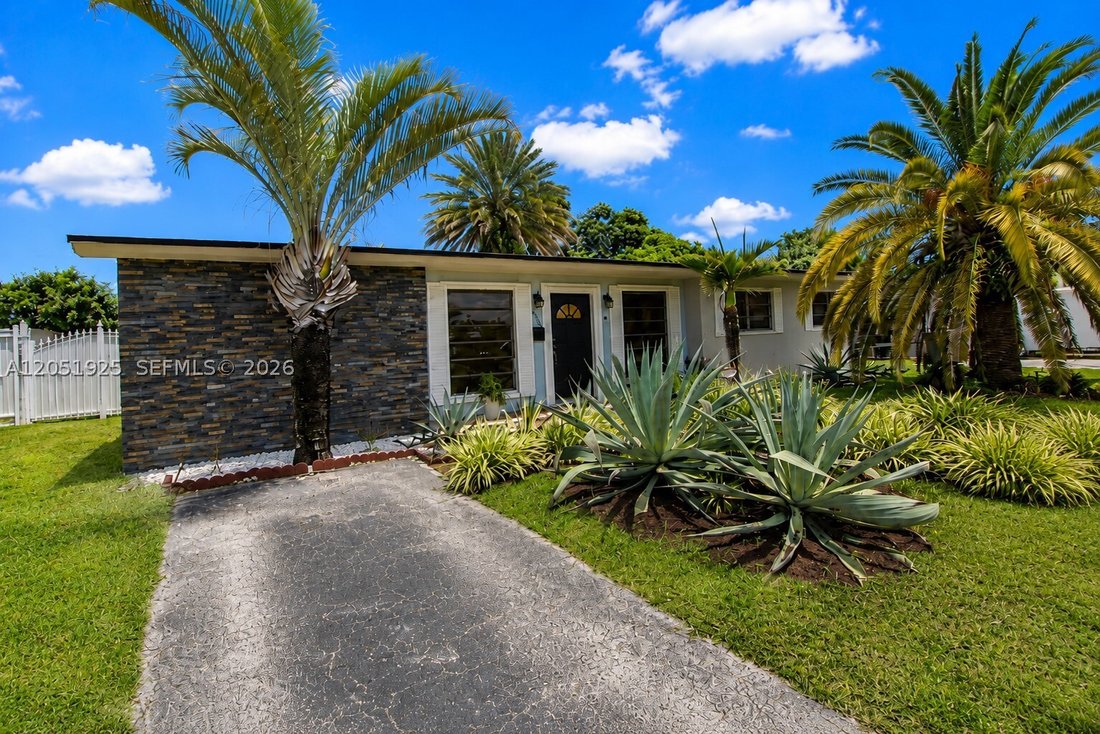 House in Hialeah, Florida, United States 1 - 18411344