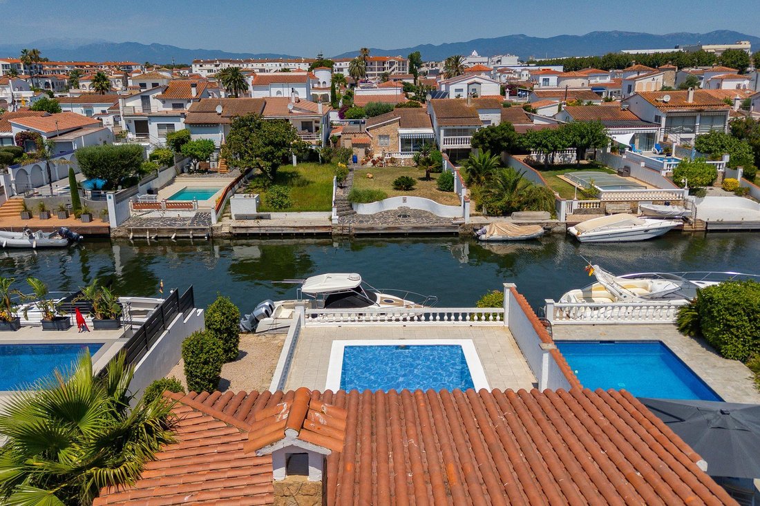 Villa in Empuriabrava, Catalonia, Spain 2 - 18403081
