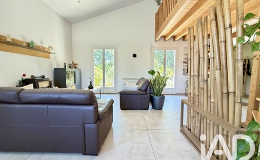 House in Nord, Artigues-pres-Bordeaux, France 1