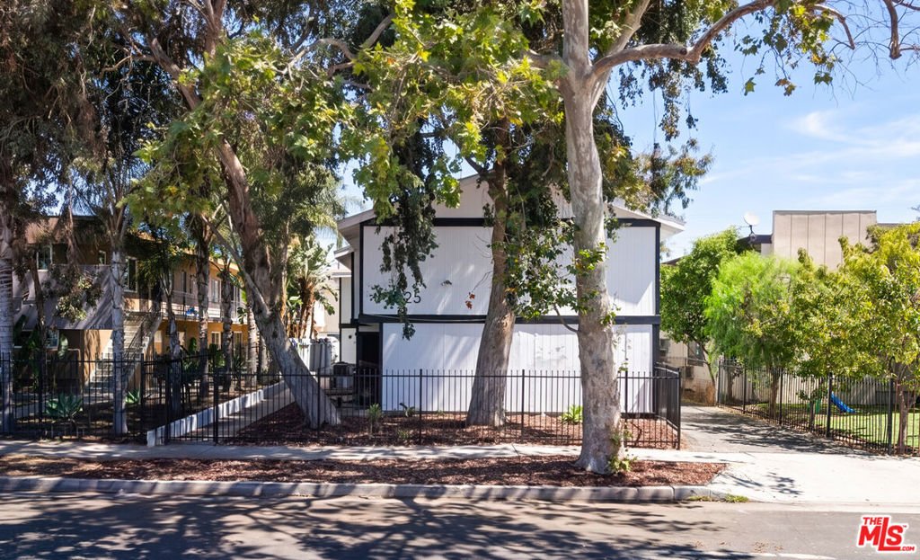 Los Angeles, California, United States 1 - 18407680