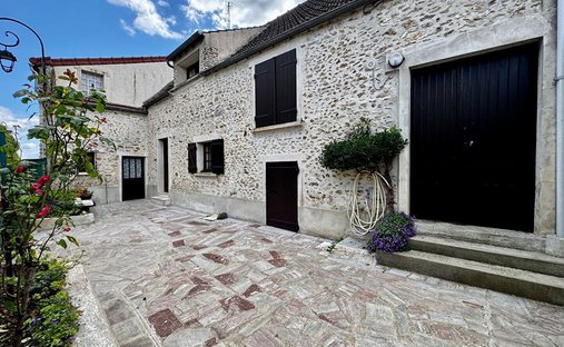 House in Montfort-l'Amaury, Ile-de-France, France 1