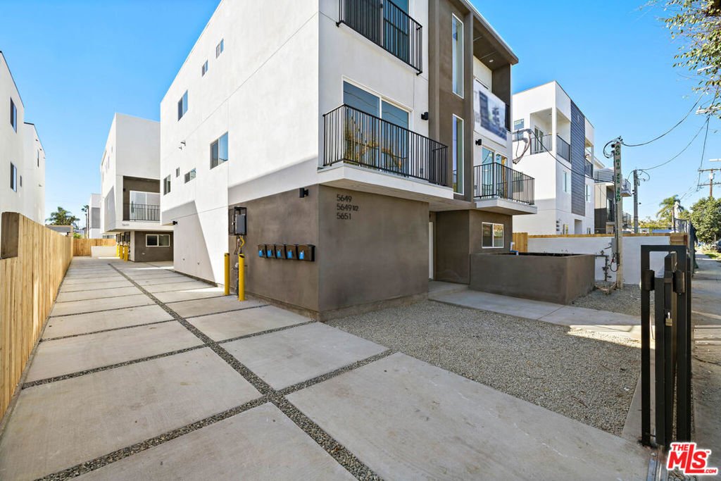 Los Angeles, California, United States 2 - 18407732