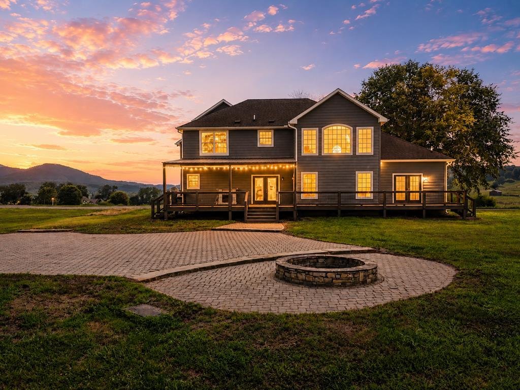 Brasstown, North Carolina, United States 4 - 18406775