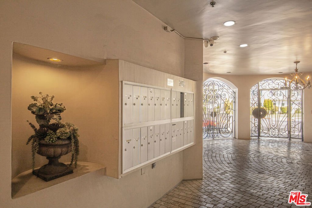 Condo in Los Angeles, California, United States 5 - 18419290