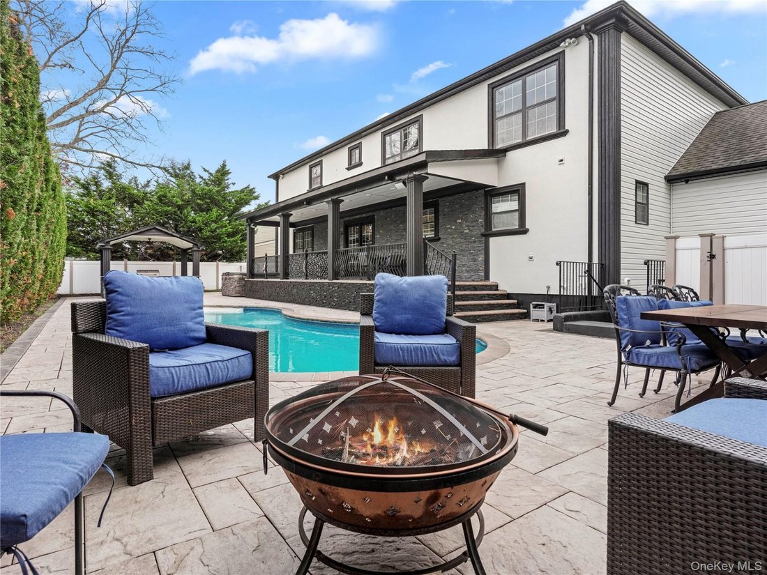 House in Lindenhurst, New York, United States 3 - 18410312