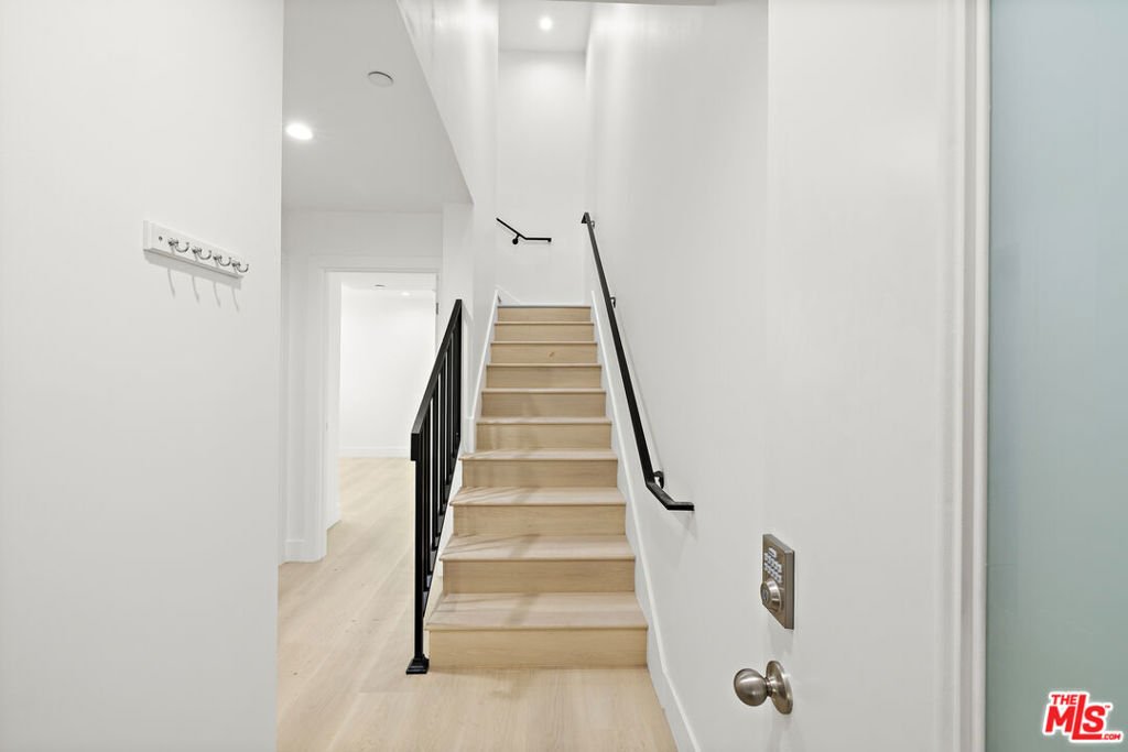 Los Angeles, California, United States 3 - 18407732