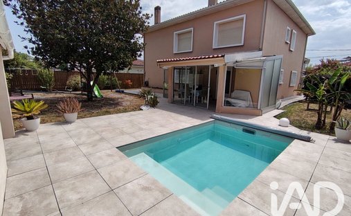 House in Le Monteil-Paul Montagne, Pessac, France 1