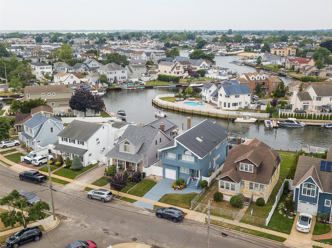 House in Wantagh, New York, United States 3 - 18406935