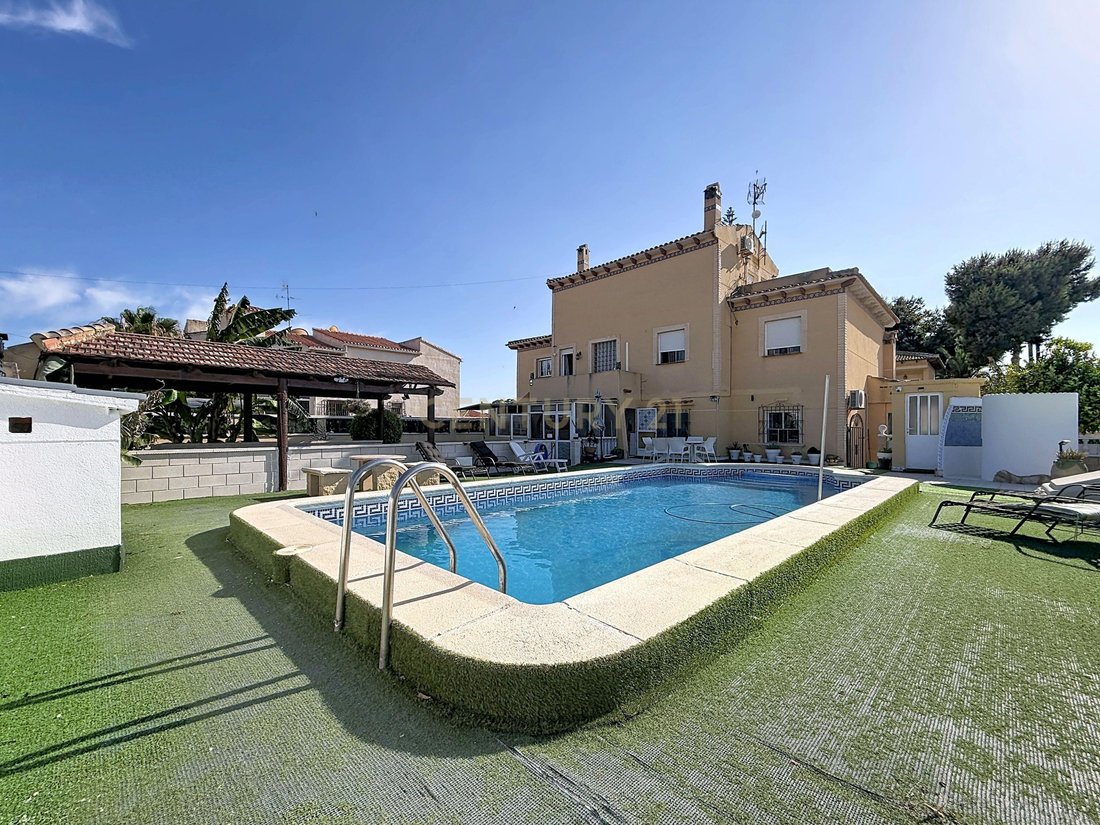 Villa in Torrevieja, Valencian Community, Spain 1 - 18411969