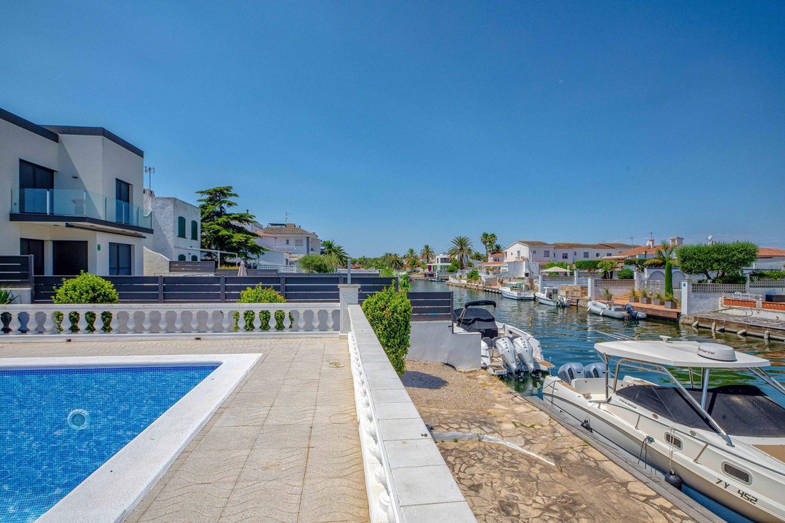 Villa in Empuriabrava, Catalonia, Spain 3 - 18403081