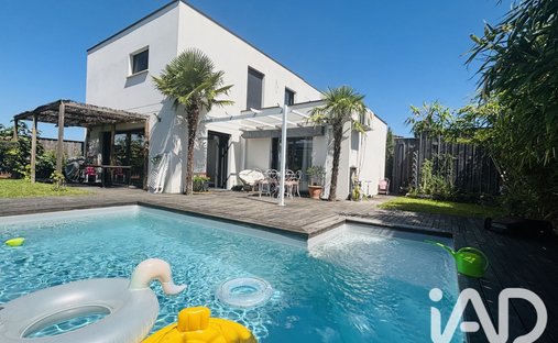 House in Sud, Artigues-pres-Bordeaux, France 1