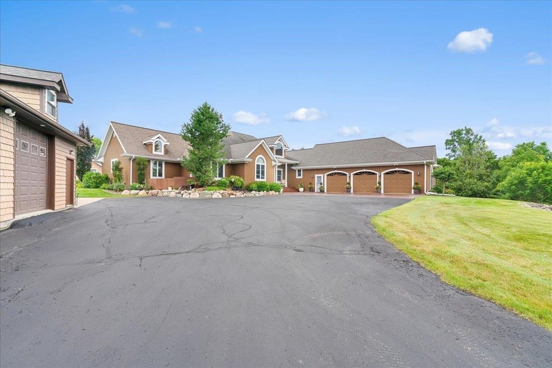 House in Owosso charter Township, Michigan, United States 1 - 18414425