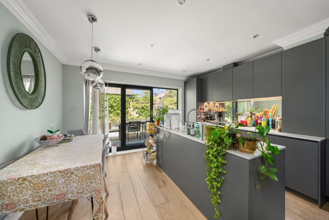 House in Brondesbury, Brent, England 3 - 18411022