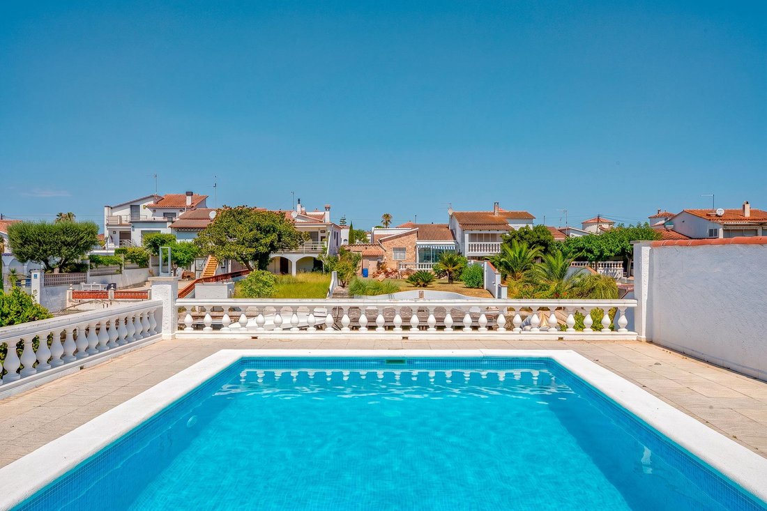 Villa in Empuriabrava, Catalonia, Spain 1 - 18403081