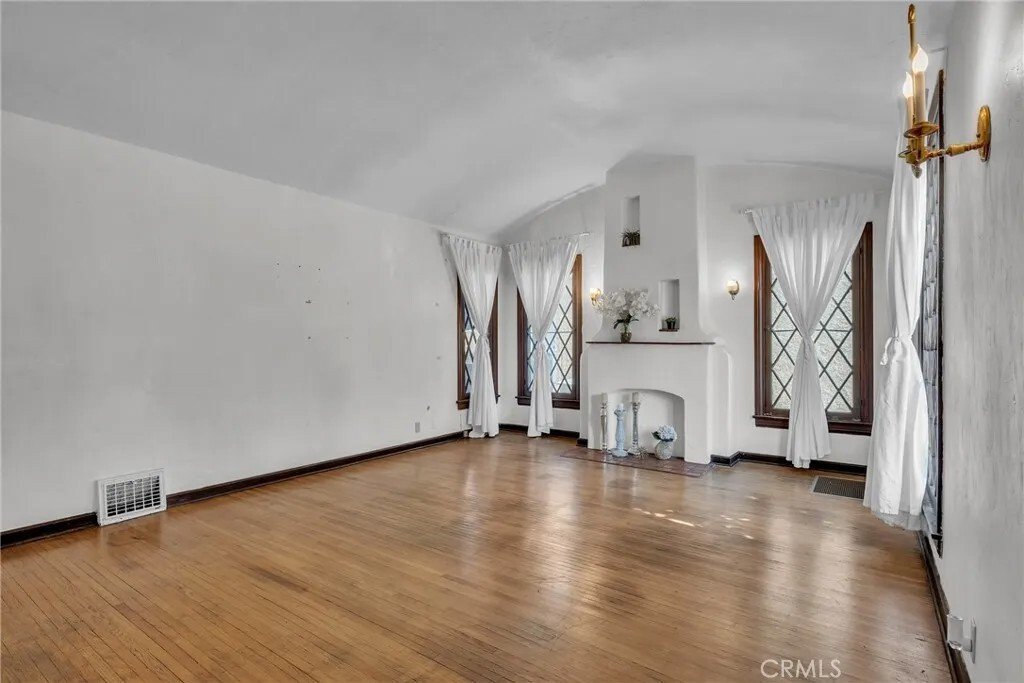 Altadena, California, United States 1 - 16992570