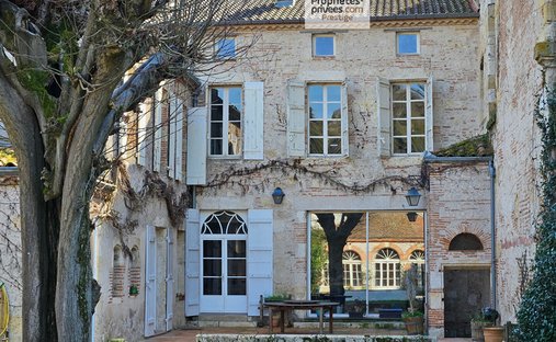 Villa in École Paul Bert-Lycée Bernard Palissy, Agen, France 1