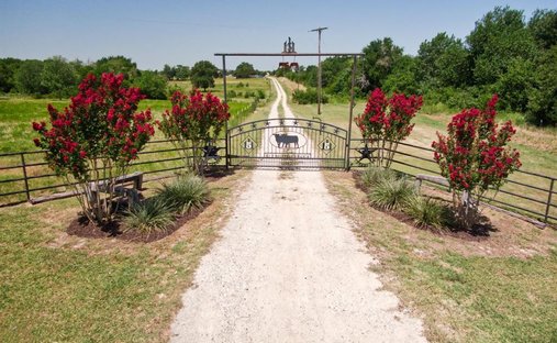 House in Celeste, Texas, United States 1