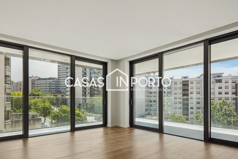 Apartment in Mafamude e Vilar do Paraiso, Porto District, Portugal 1 - 15942870