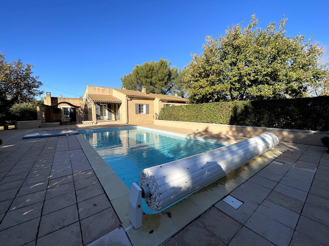 Villa in Saint-Saturnin-lès-Apt, Provence-Alpes-Côte d'Azur, France 1 - 18406040