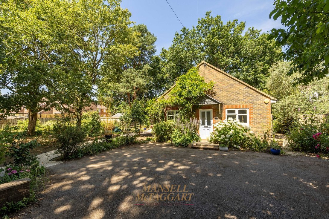 Bungalow in Pease Pottage, Copthorne, England 1 - 18413924
