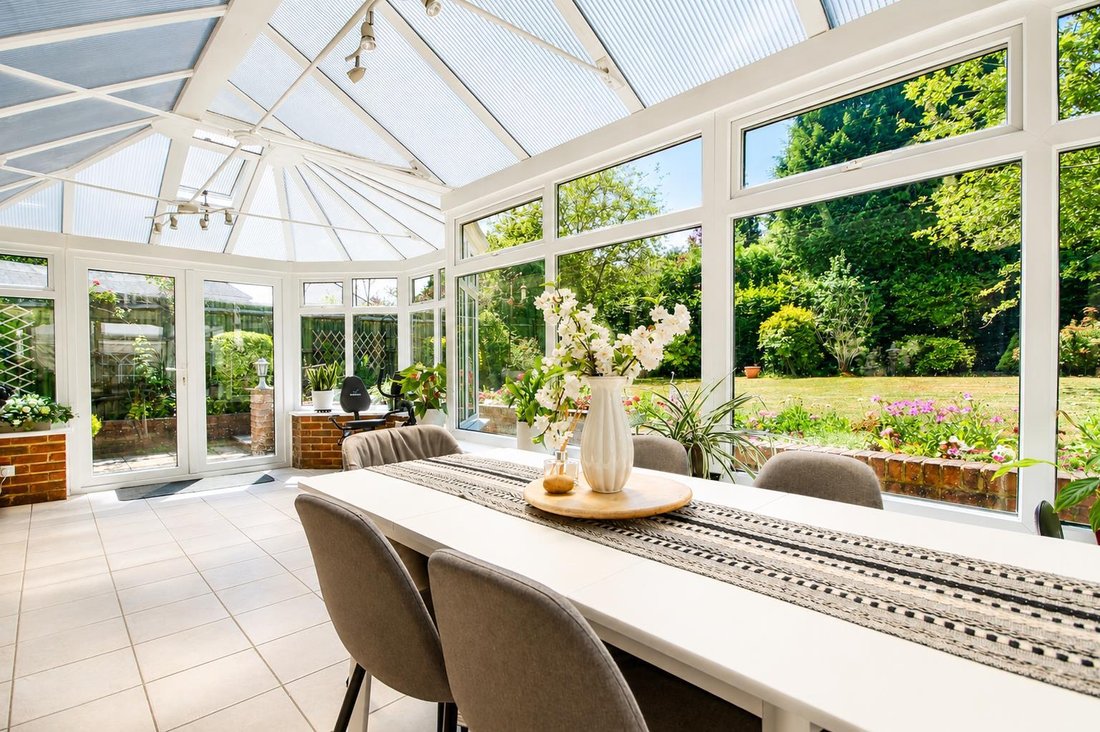 Bungalow in Great Bookham, England 5 - 18407114