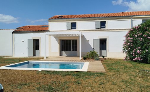 Villa in Saint-Laurent-de-la-Pree, Nouvelle-Aquitaine, France 1