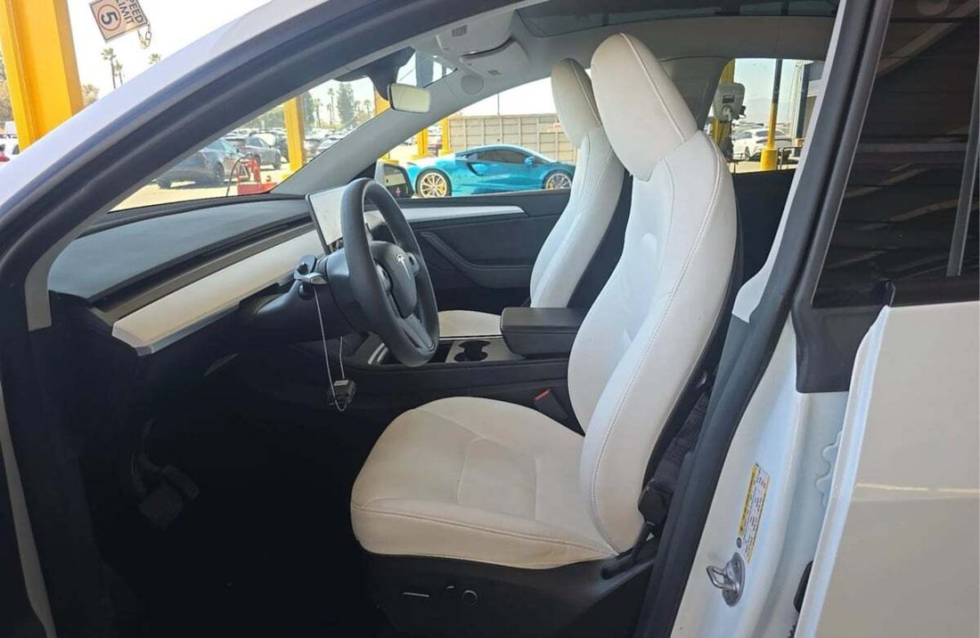 Suv in Newport Beach, CA, United States 2 - 18412272