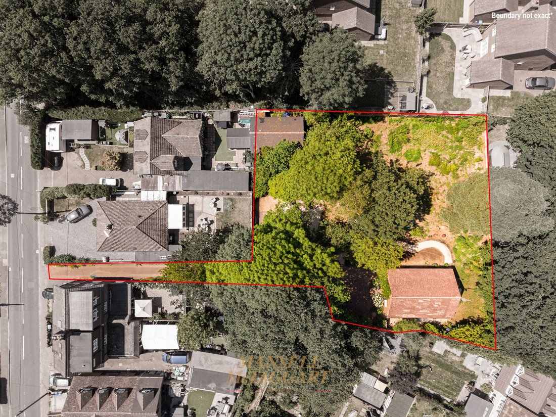 Bungalow in Pease Pottage, Copthorne, England 2 - 18413924