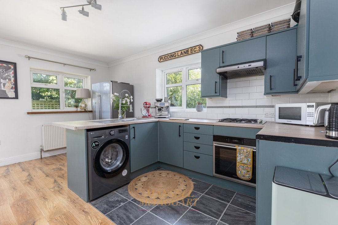 Bungalow in Pease Pottage, Copthorne, England 3 - 18413924