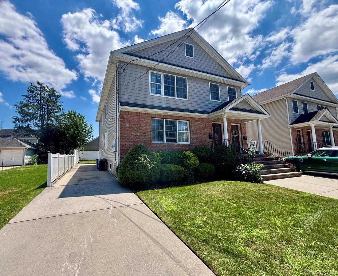 Mineola, New York, United States 2 - 18408762