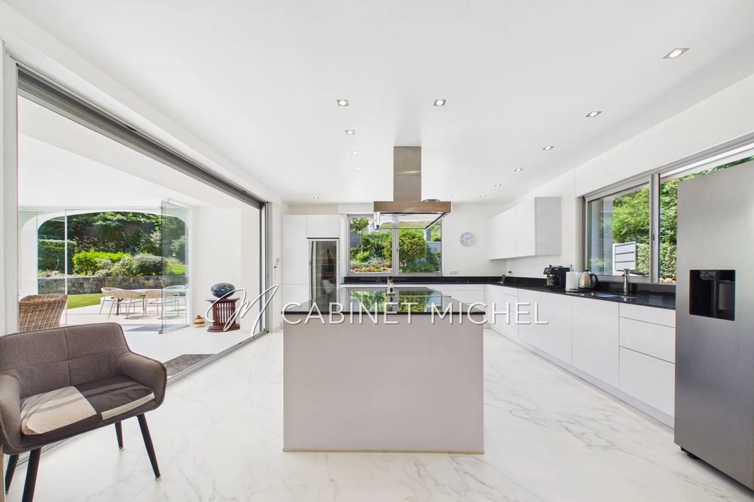 Villa in Le Rouret, Provence-Alpes-Côte d'Azur, France 2 - 18404103