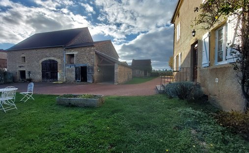 Villa in Saint-Laurent-en-Brionnais, Bourgogne – Franche-Comté, France 1