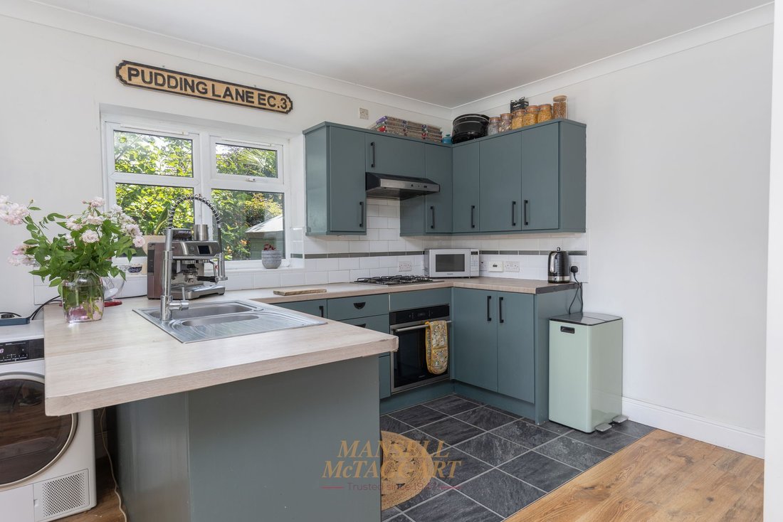 Bungalow in Pease Pottage, Copthorne, England 5 - 18413924
