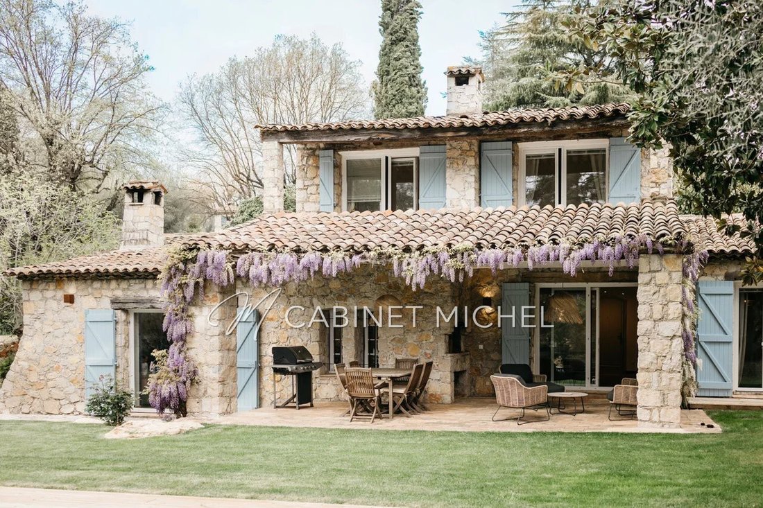 Villa in Nord, Roquefort-les-Pins, France 1 - 18404077