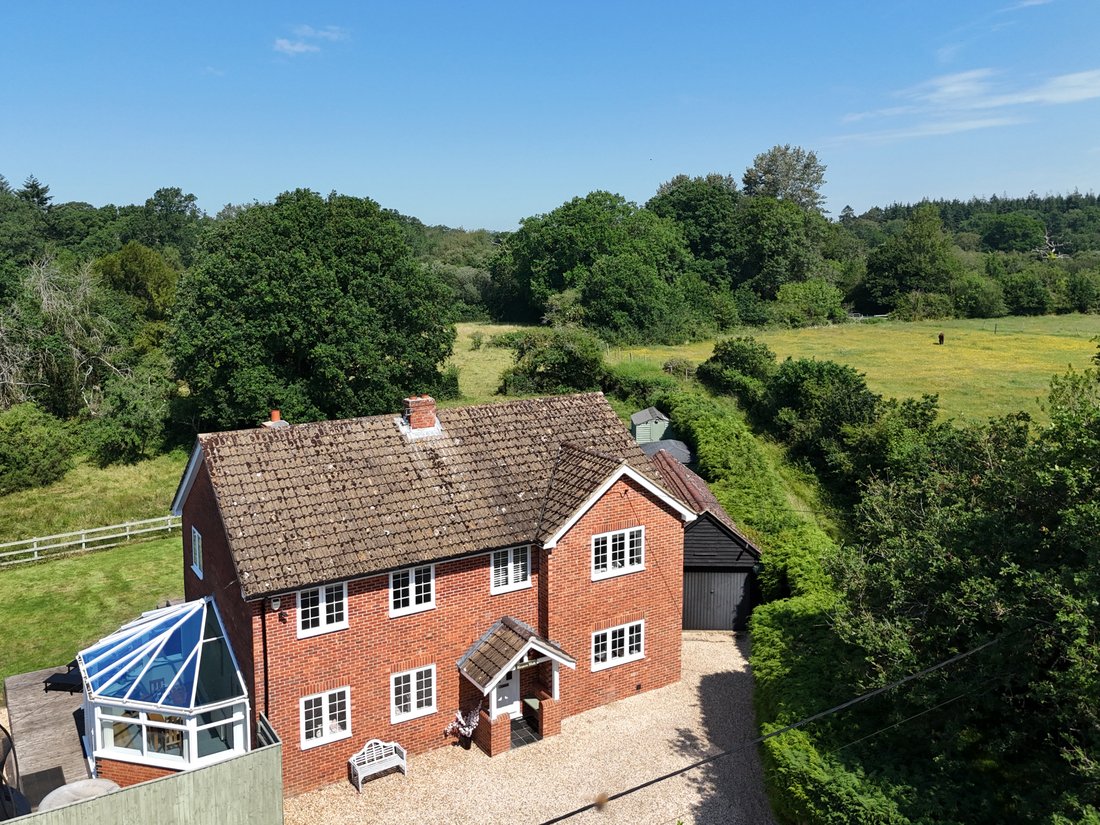 House in Thorney Hill, Sopley, England 2 - 18411071