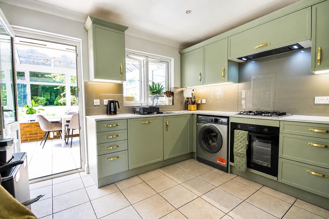 Bungalow in Great Bookham, England 4 - 18407114