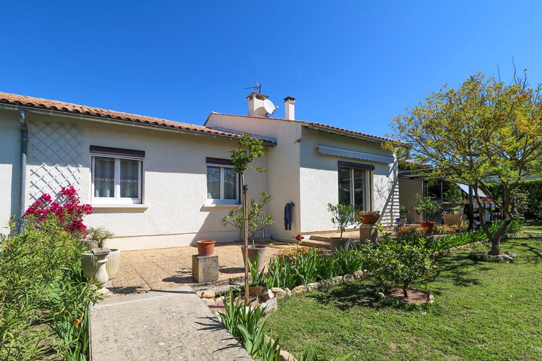 Villa in Uzès, Occitania, France 1 - 18405491