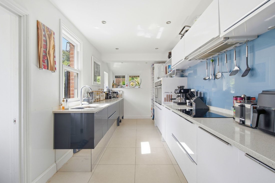 House in Sunninghill, England 4 - 18413309