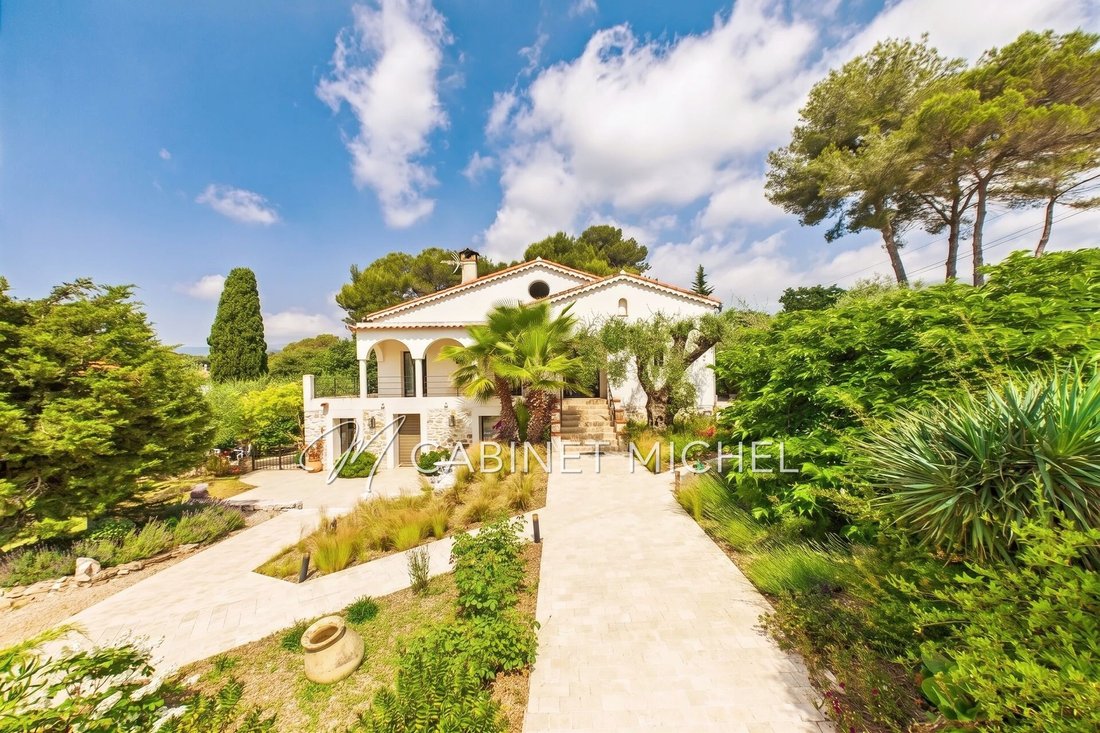 Villa in Nord, Roquefort-les-Pins, France 1 - 18403946