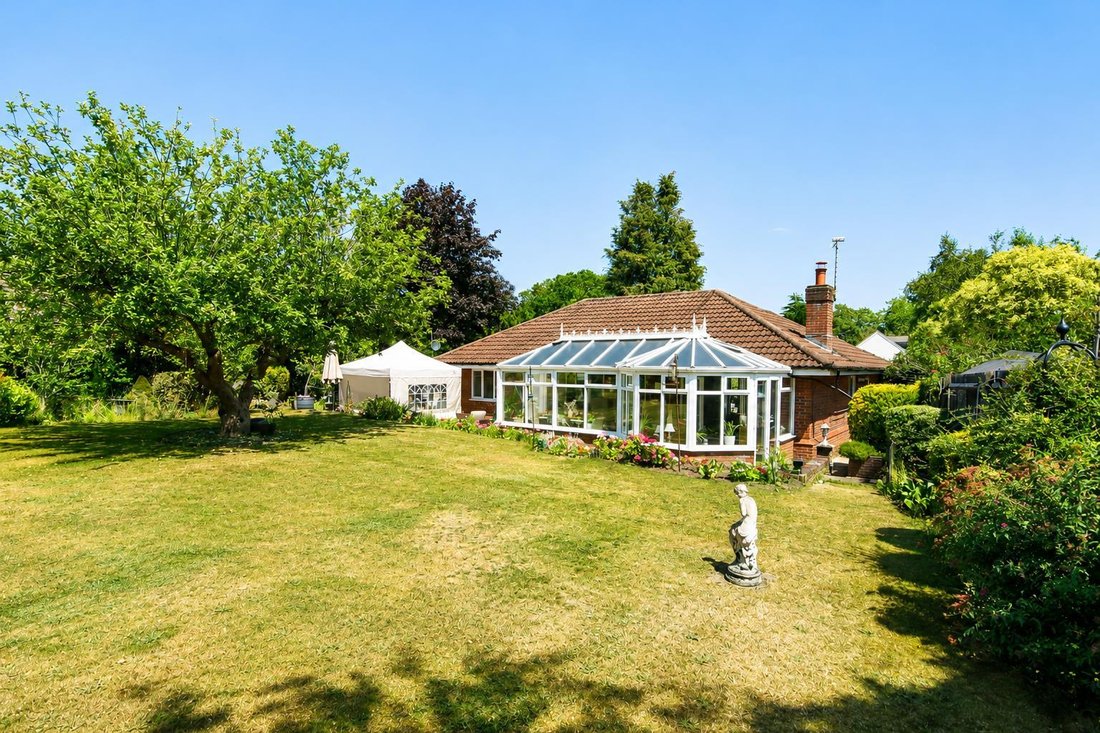 Bungalow in Great Bookham, England 2 - 18407114