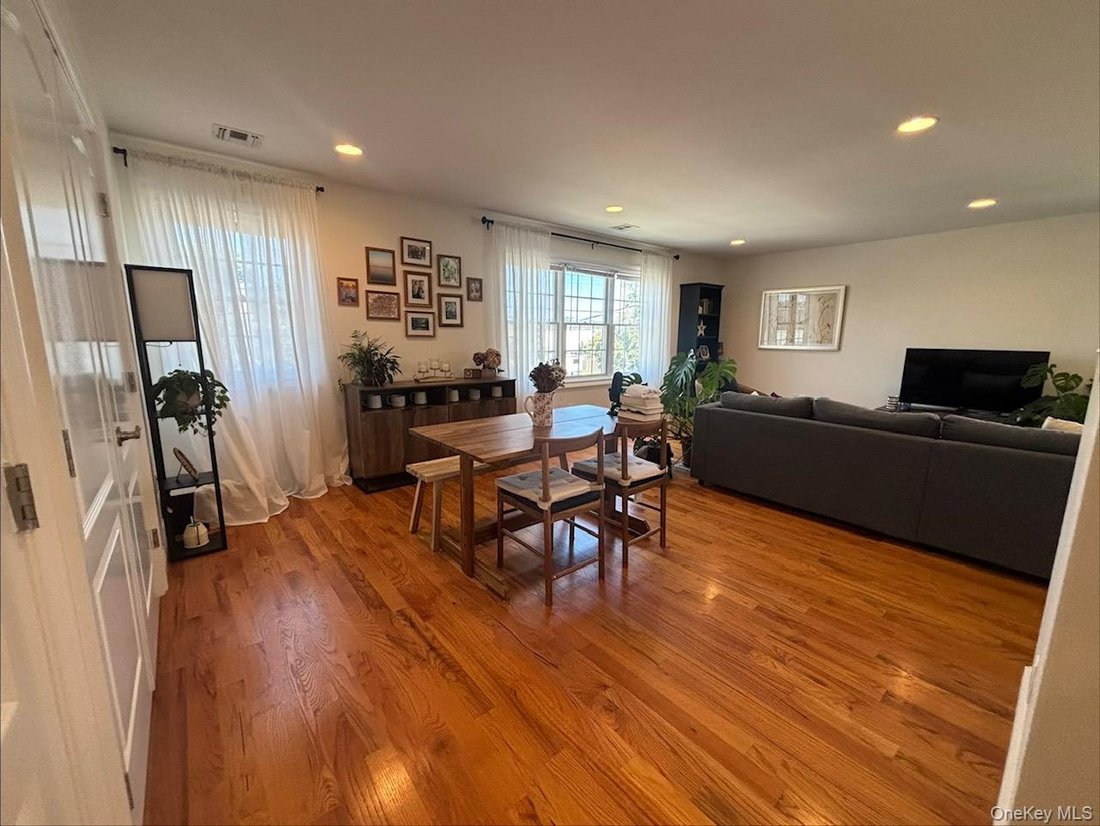 Mineola, New York, United States 3 - 18408762
