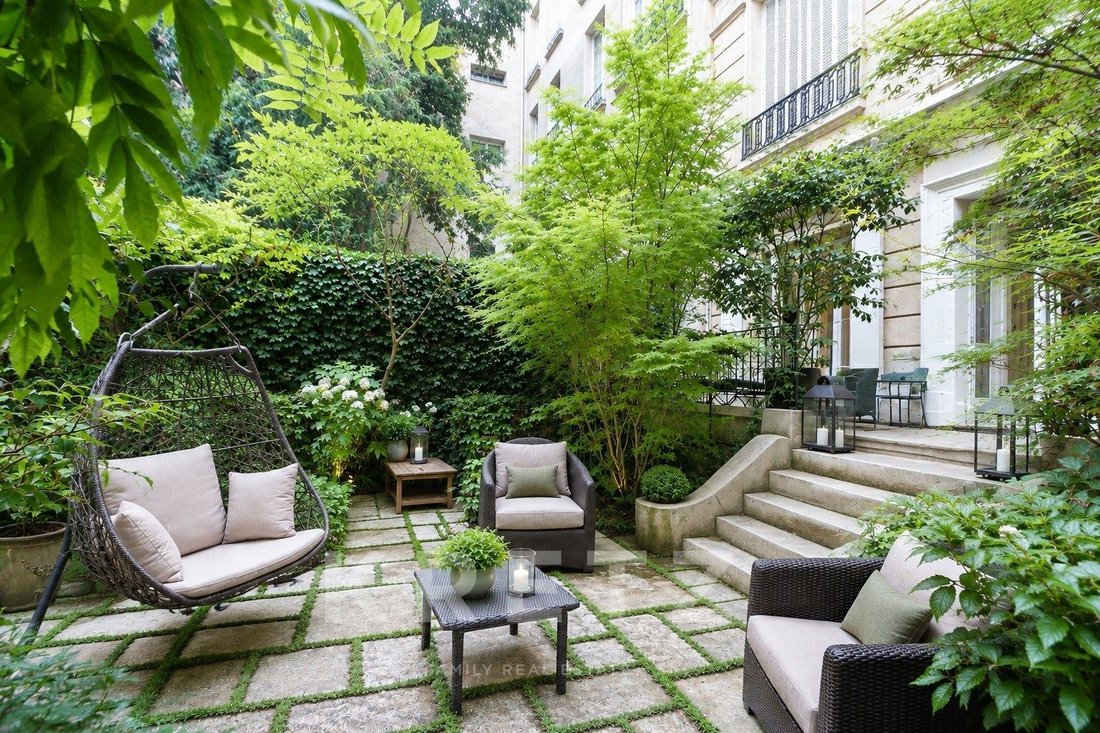 Apartment in Saint Philippe du Roule, Paris 8e Arrondissement, Paris 2 - 18404732