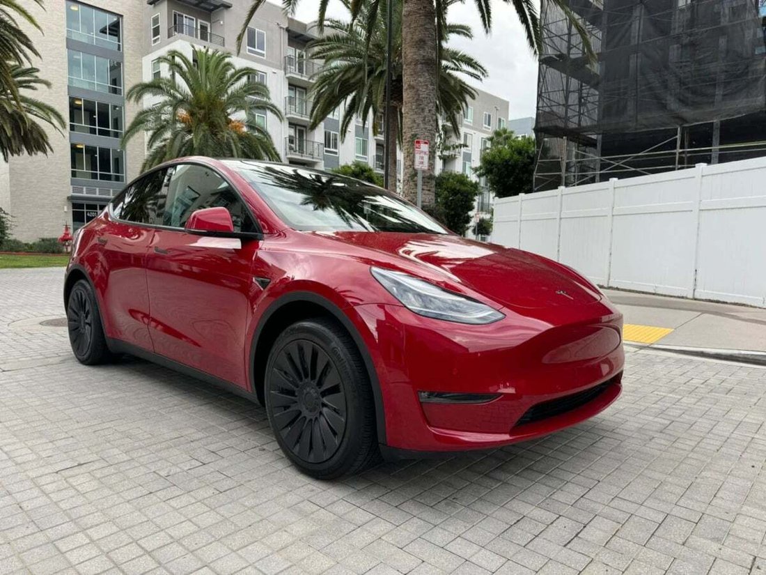 Suv in Newport Beach, CA, United States 3 - 18163495