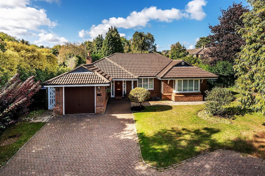 Bungalow in Great Bookham, England 1 - 18407114