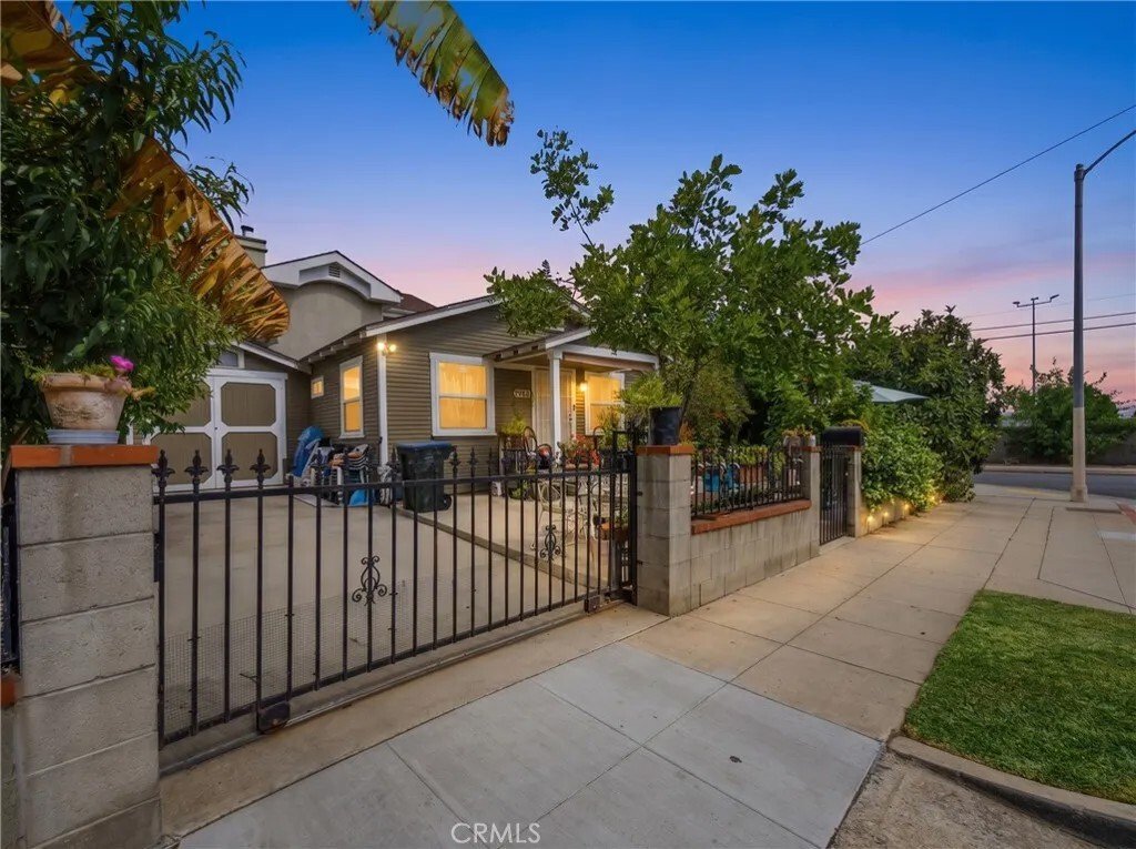 Altadena, California, United States 4 - 18411335