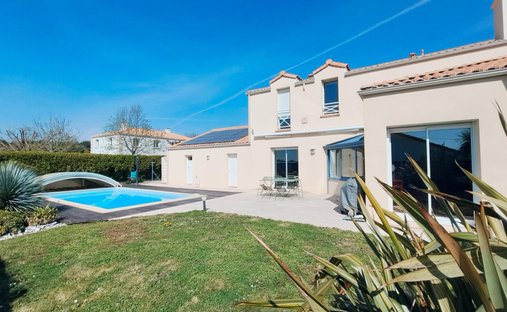 House in Saint-Leger-les-Vignes, Pays de la Loire, France 1