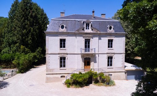 Casa a Neuville-sur-Ain, Auvergne-Rodano-Alpi, Francia 1